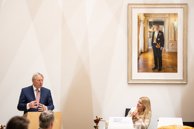 911041 Afbeelding van de installatie van burgemeester Sharon Dijksma tijdens een buitengewone raadsvergadering in het ...